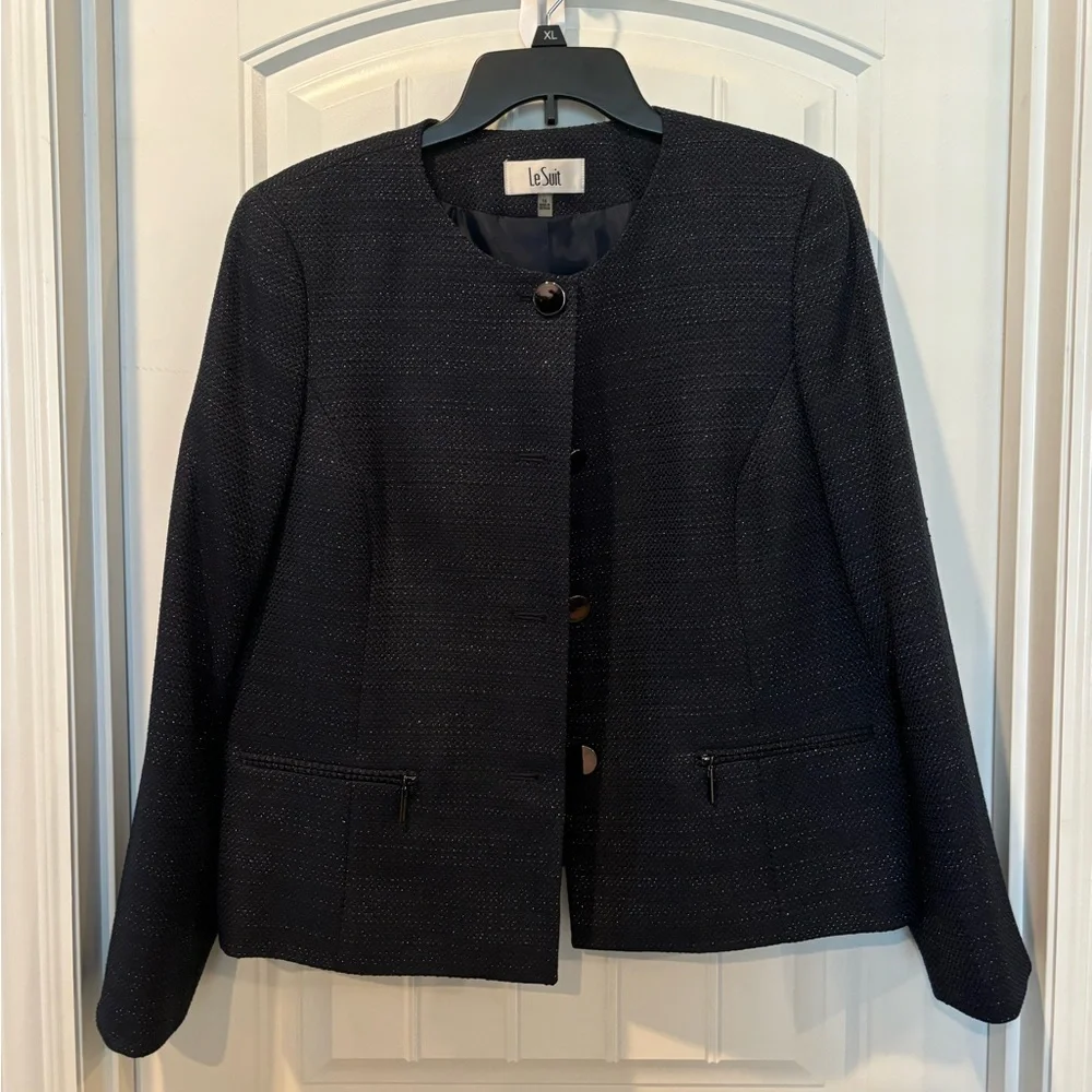 Beautiful navy two piece suit by Le Suit. Perfect condition, worn once. - Picture 2 of 9